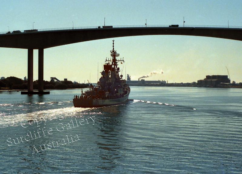 MC26.jpg - Guided missile destroyer HMAS Brisbane making an early morning departure of Brisbane
