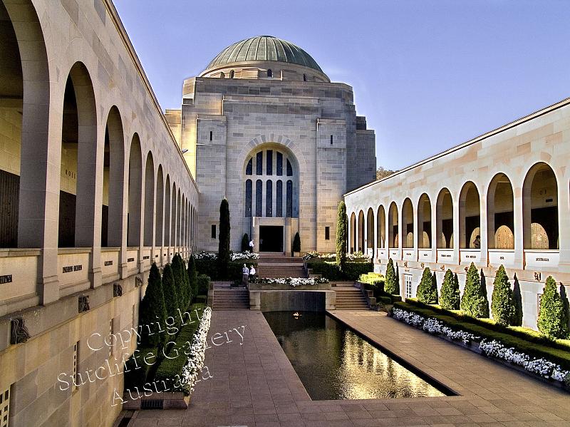 ARC02.jpg - Canberra War Memorial with the Roll of Honour gallery on each side.